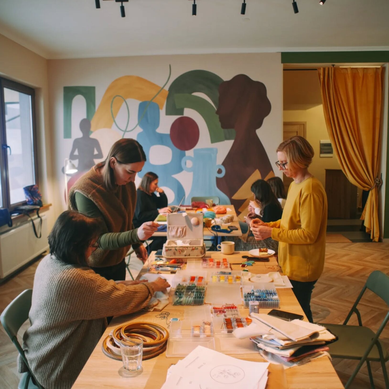 zdjęcie osób na warsztatach szydełkowania