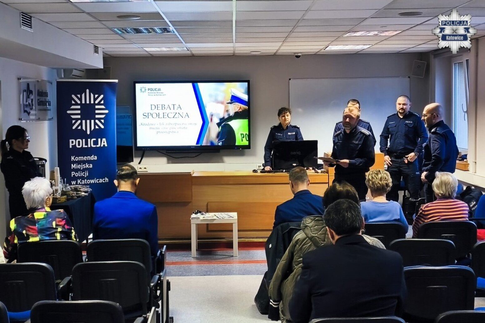 zdjęcie sali z policjantami
