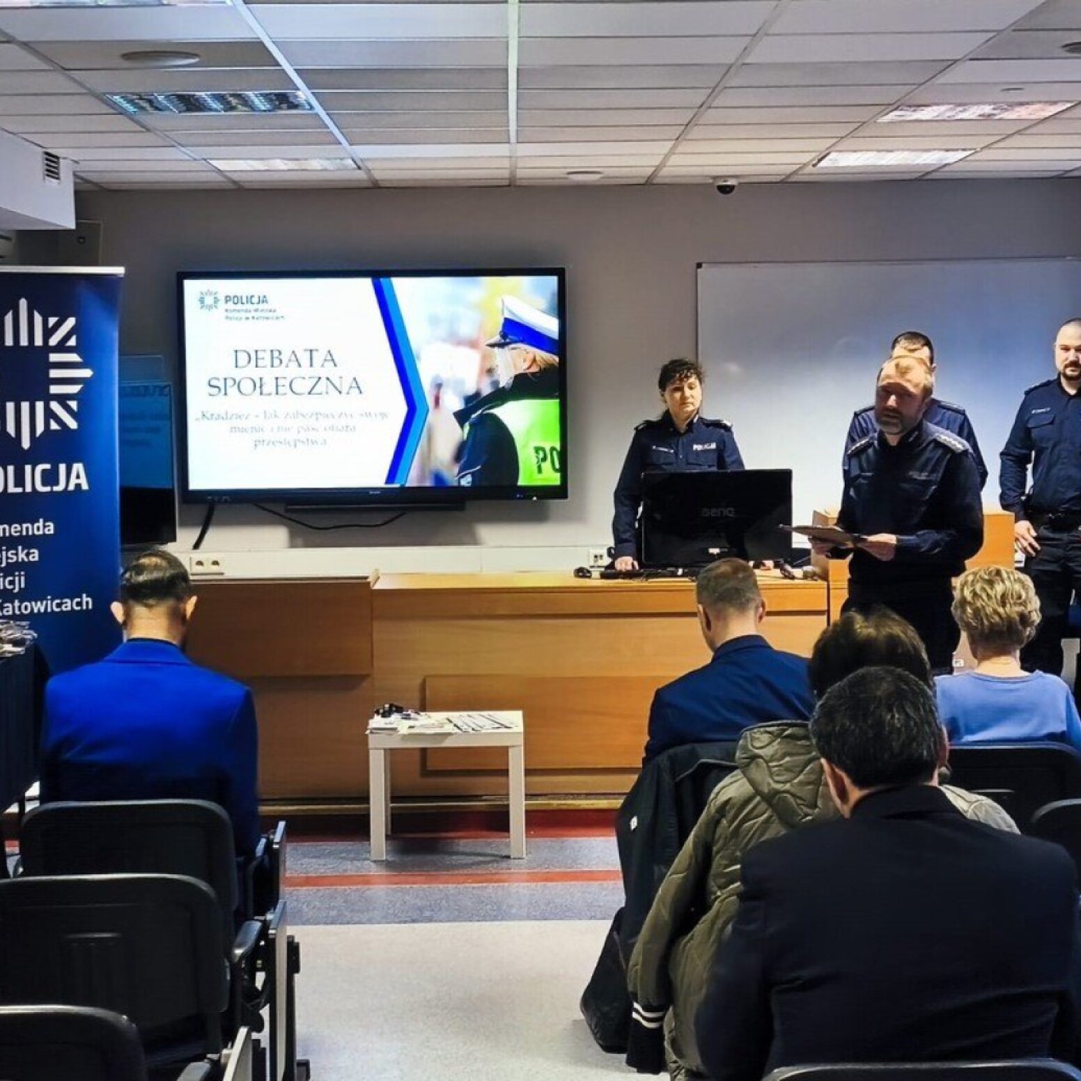 zdjęcie sali z policjantami
