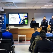 zdjęcie sali z policjantami