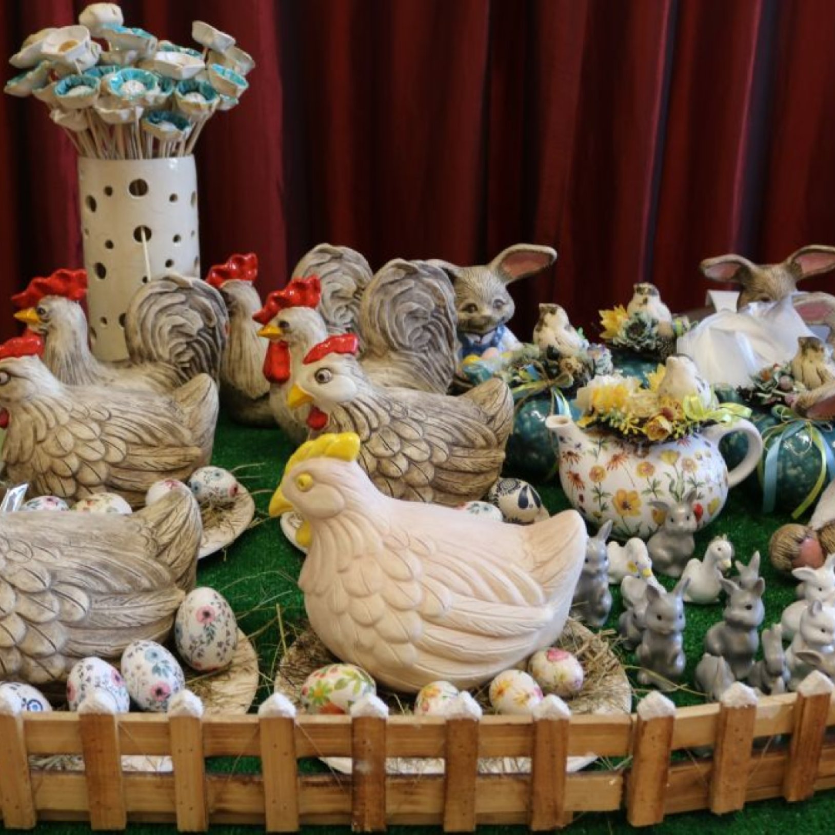 dekoracje wielkanocne w postaci kurek i jajek