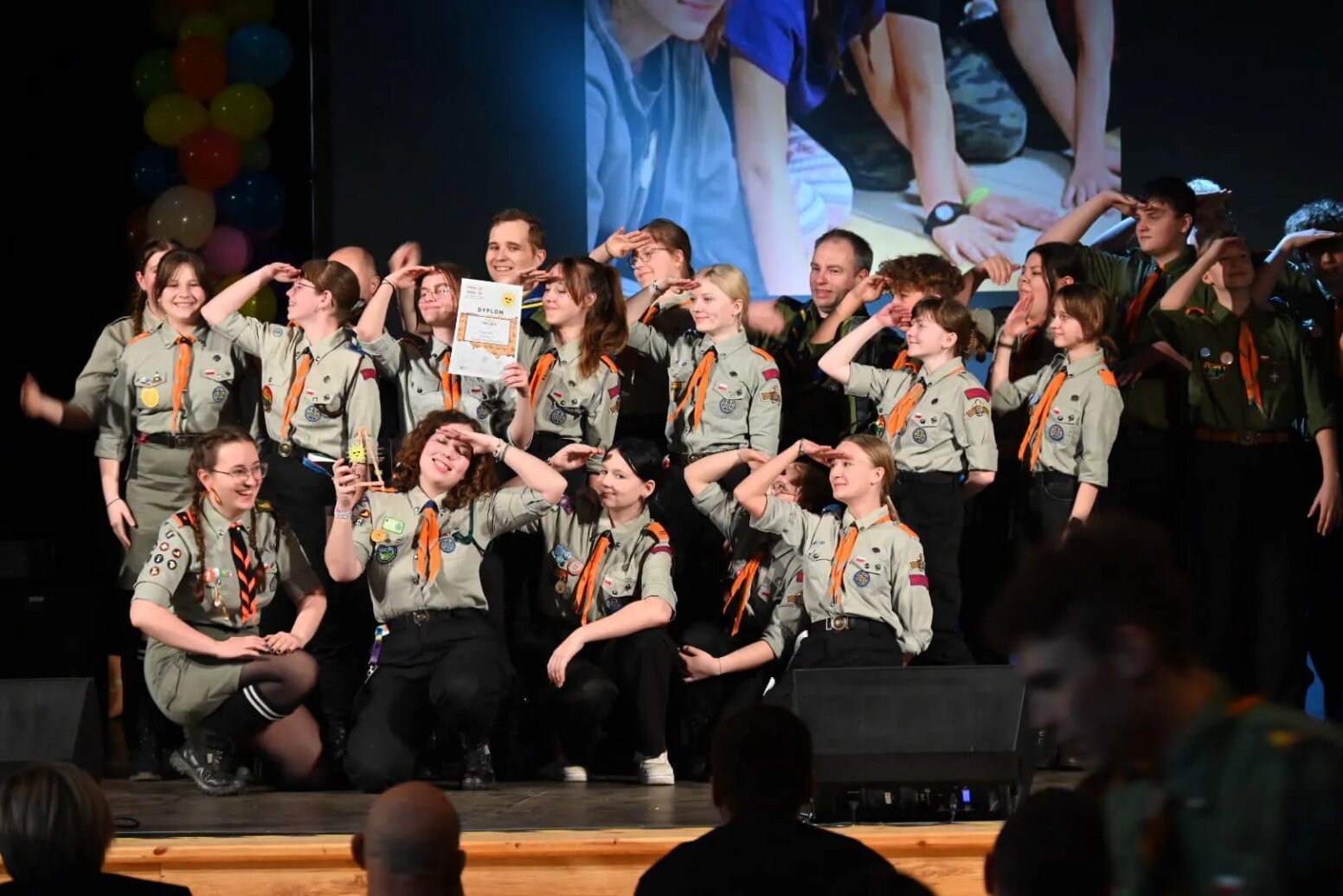 zdjęcie grupowe harcerzy na scenie