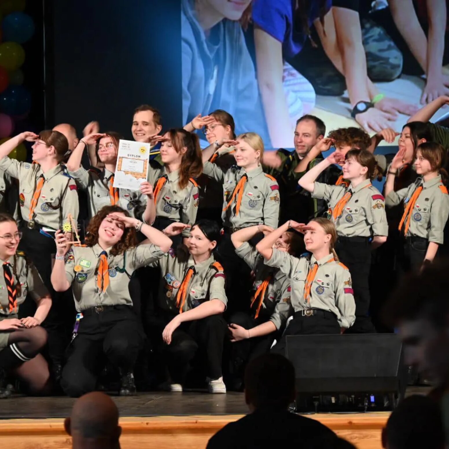 zdjęcie grupowe harcerzy na scenie