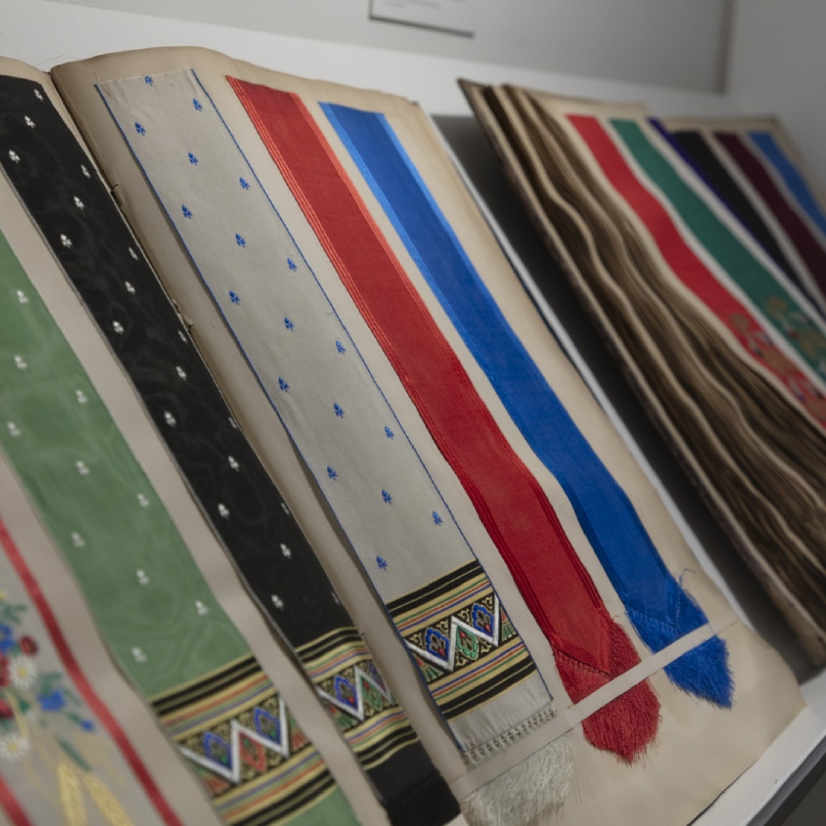 zdjęcie kolorowych materiałowych wstążek