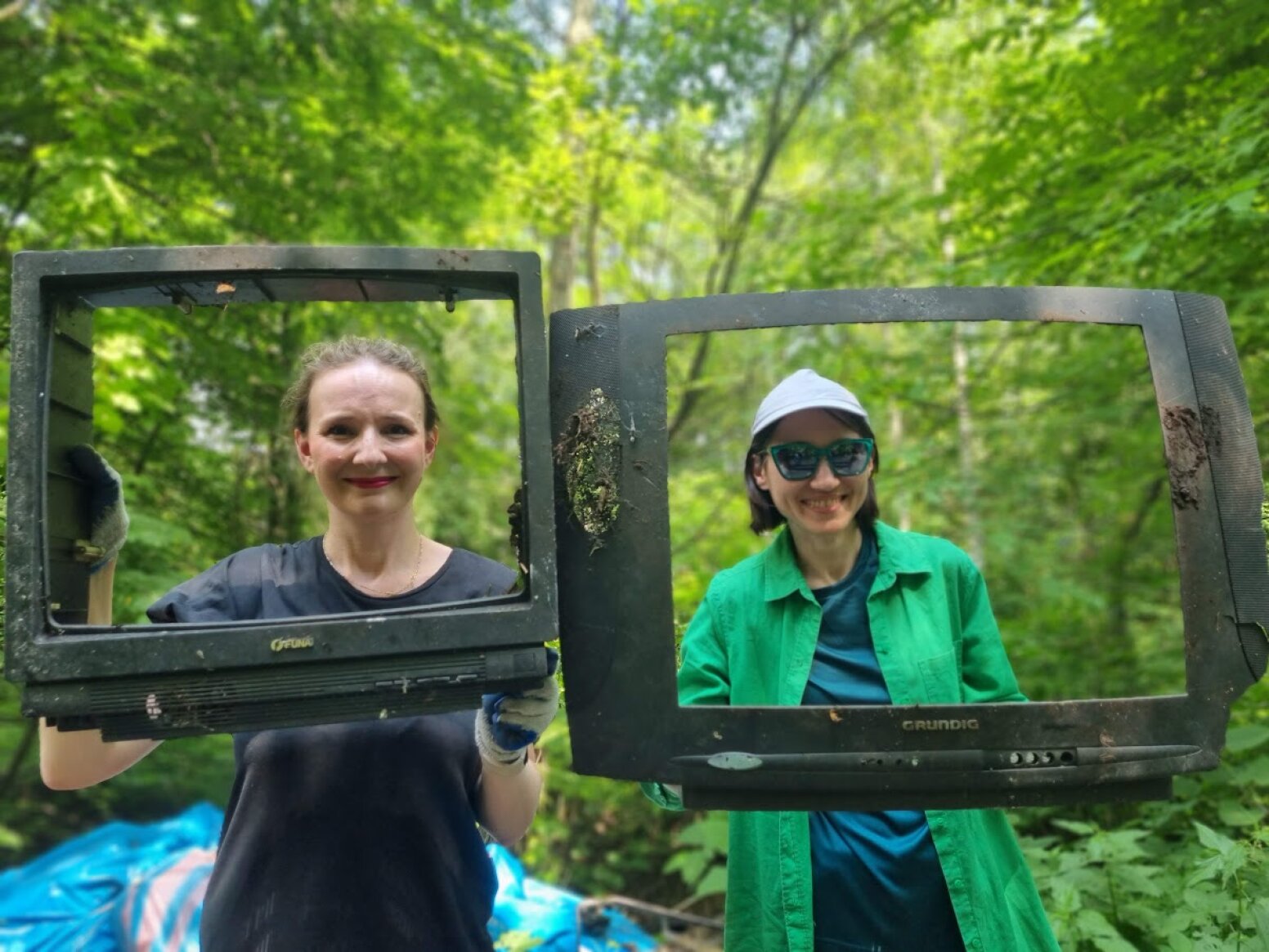 Sprzątanie śmieci w lesie