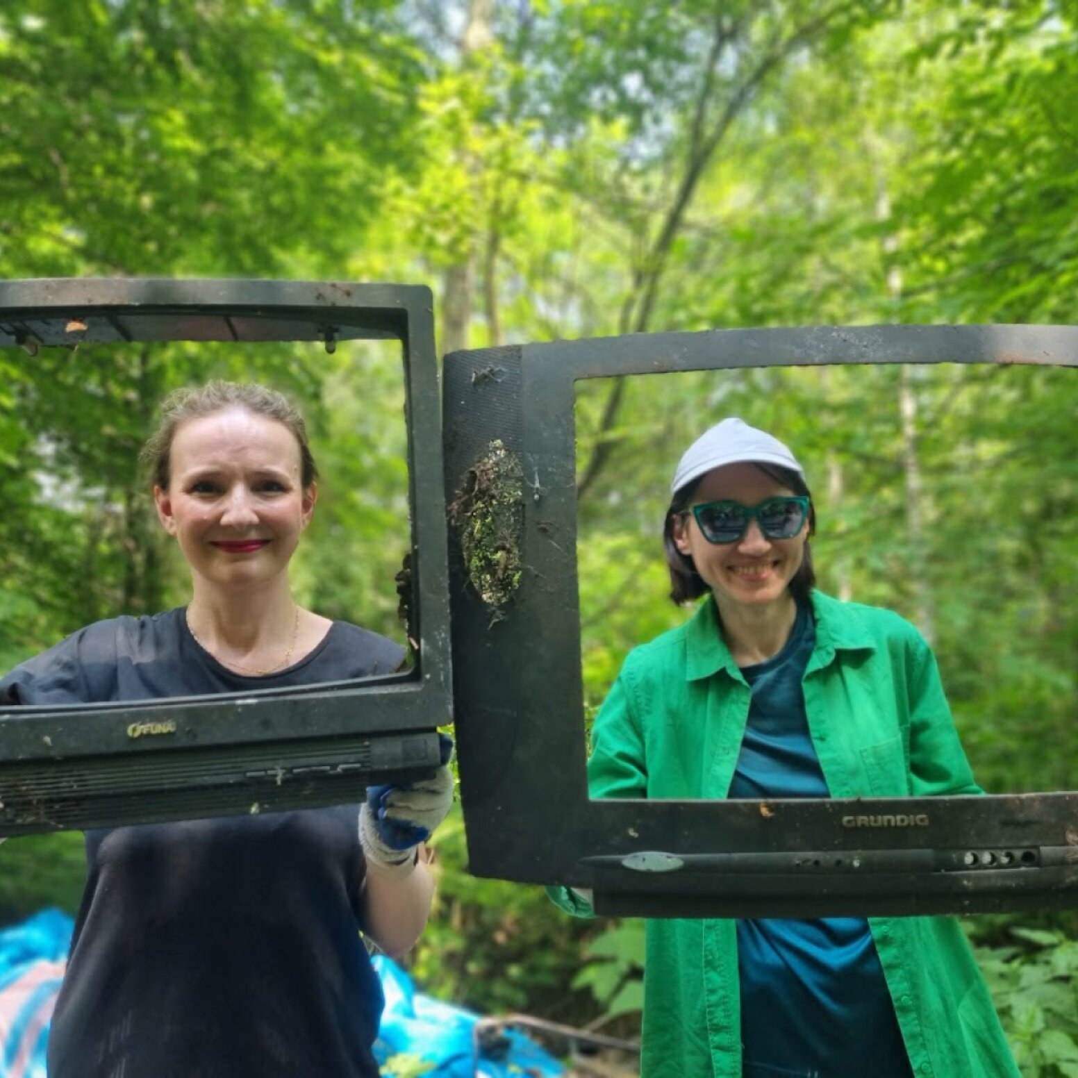 Sprzątanie śmieci w lesie