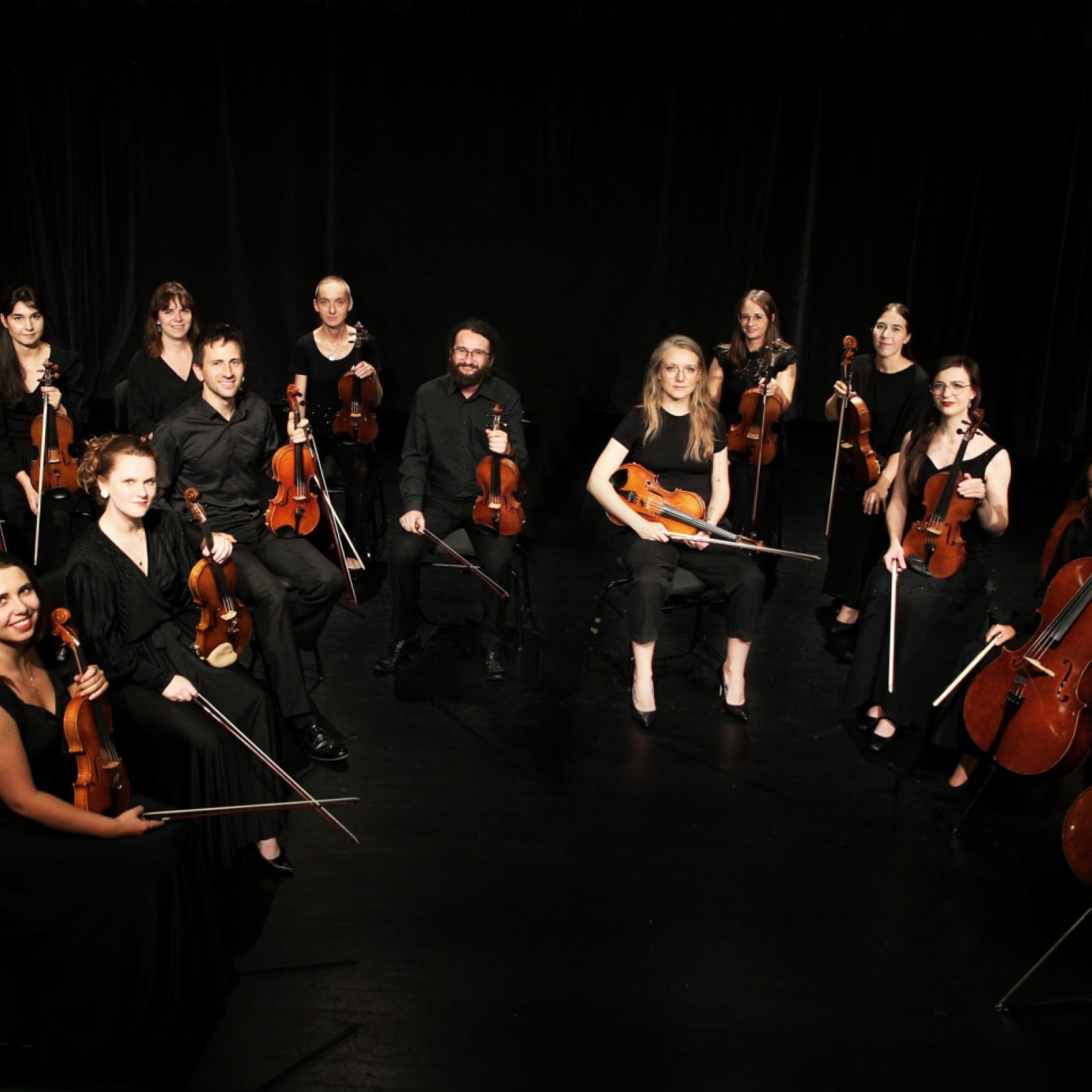 zdjęcie orkiestry kameralnej archetti z instrumentami