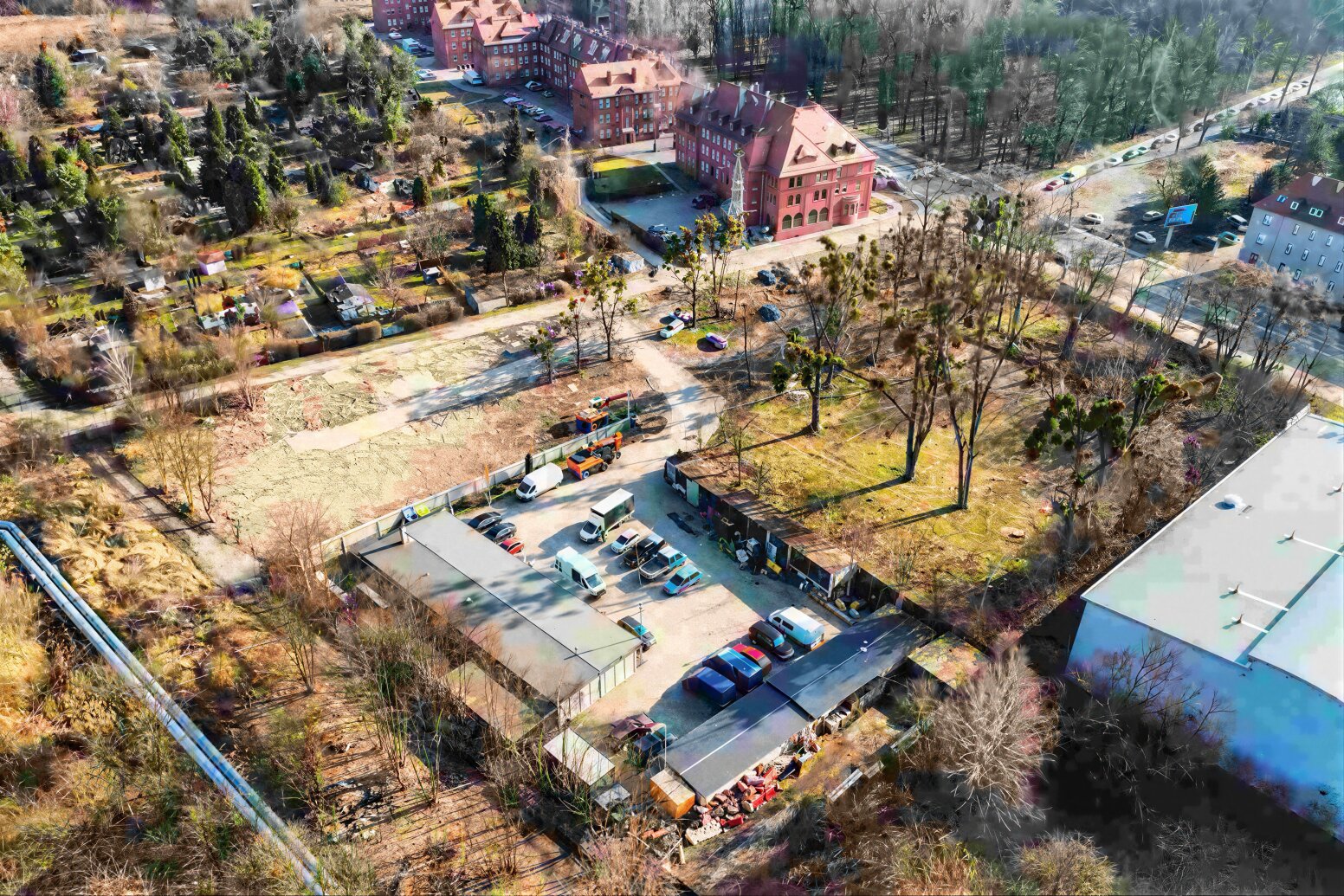 zdjęcie miasta z terenami zielonymi i autami