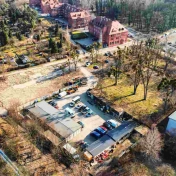 zdjęcie miasta z terenami zielonymi i autami