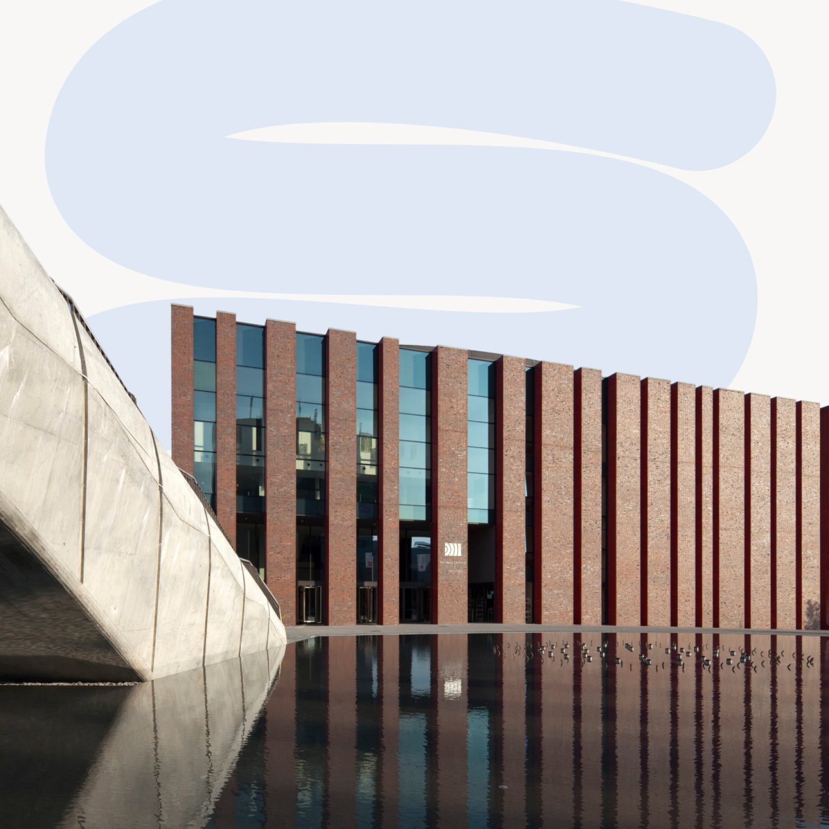 "Nowoczesny budynek z czerwonej cegły z pionowymi przeszklonymi pasami, będący siedzibą Narodowej Orkiestry Symfonicznej Polskiego Radia (NOSPR) w Katowicach. Na pierwszym planie widoczny jest fragment betonowej konstrukcji