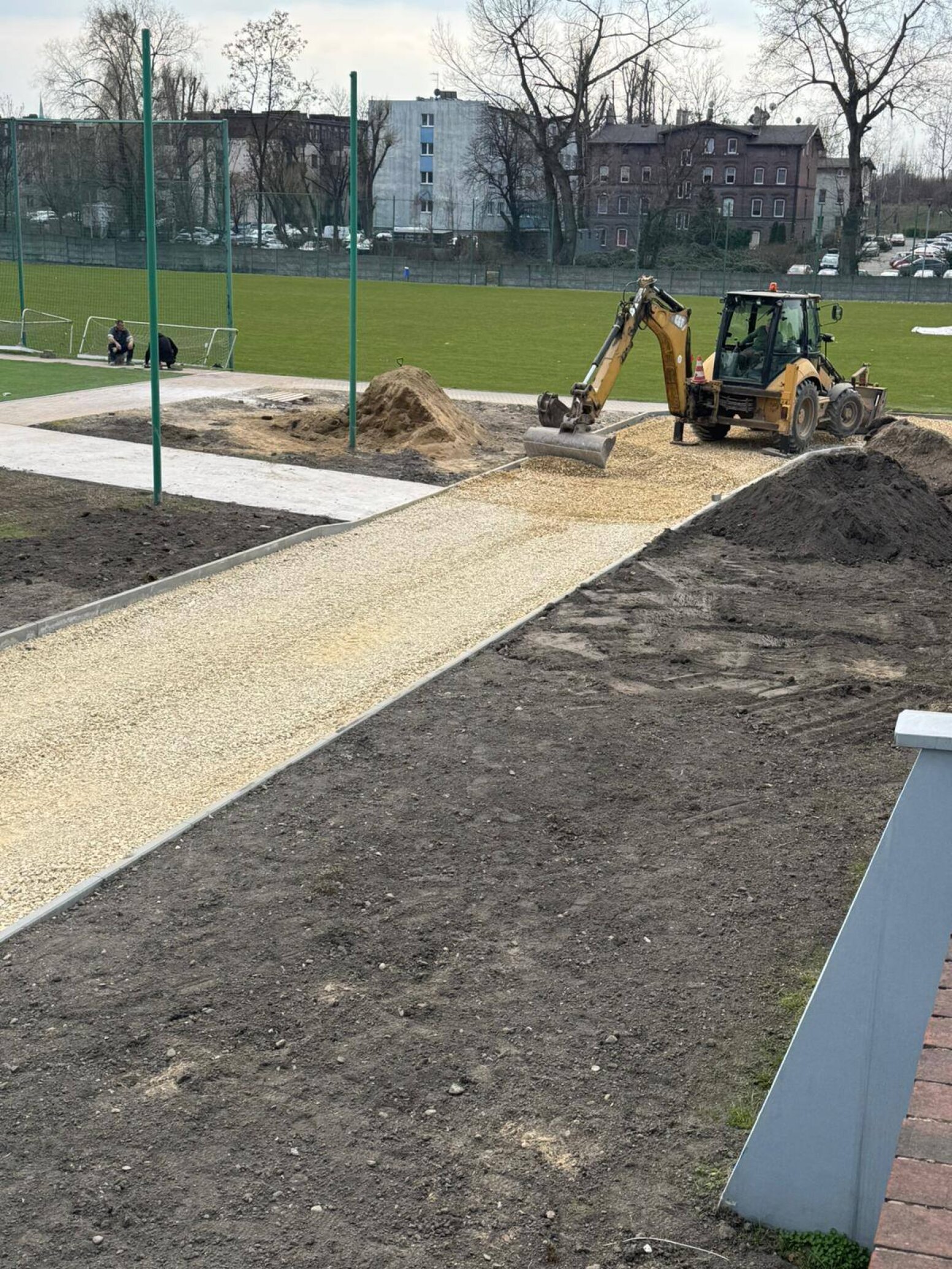 Prace remontowe z koparką