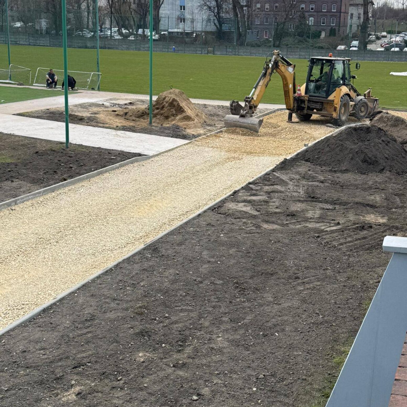 Prace remontowe z koparką