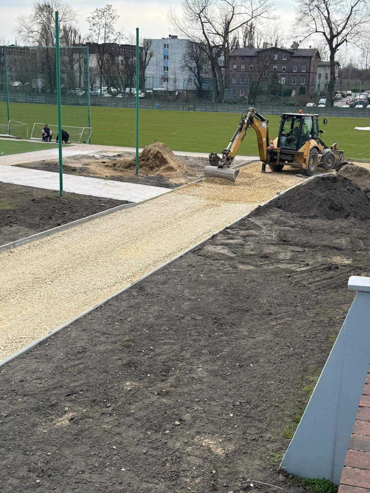 Prace remontowe z koparką