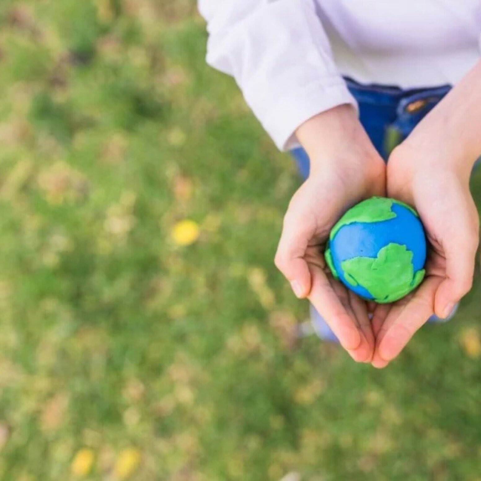 Piłeczka w kształcie Ziemi w dłoniach