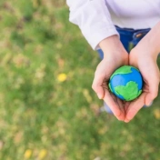 Piłeczka w kształcie Ziemi w dłoniach