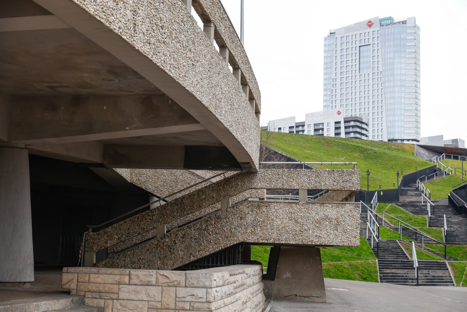 Widok na fragment schodów przy Spodku