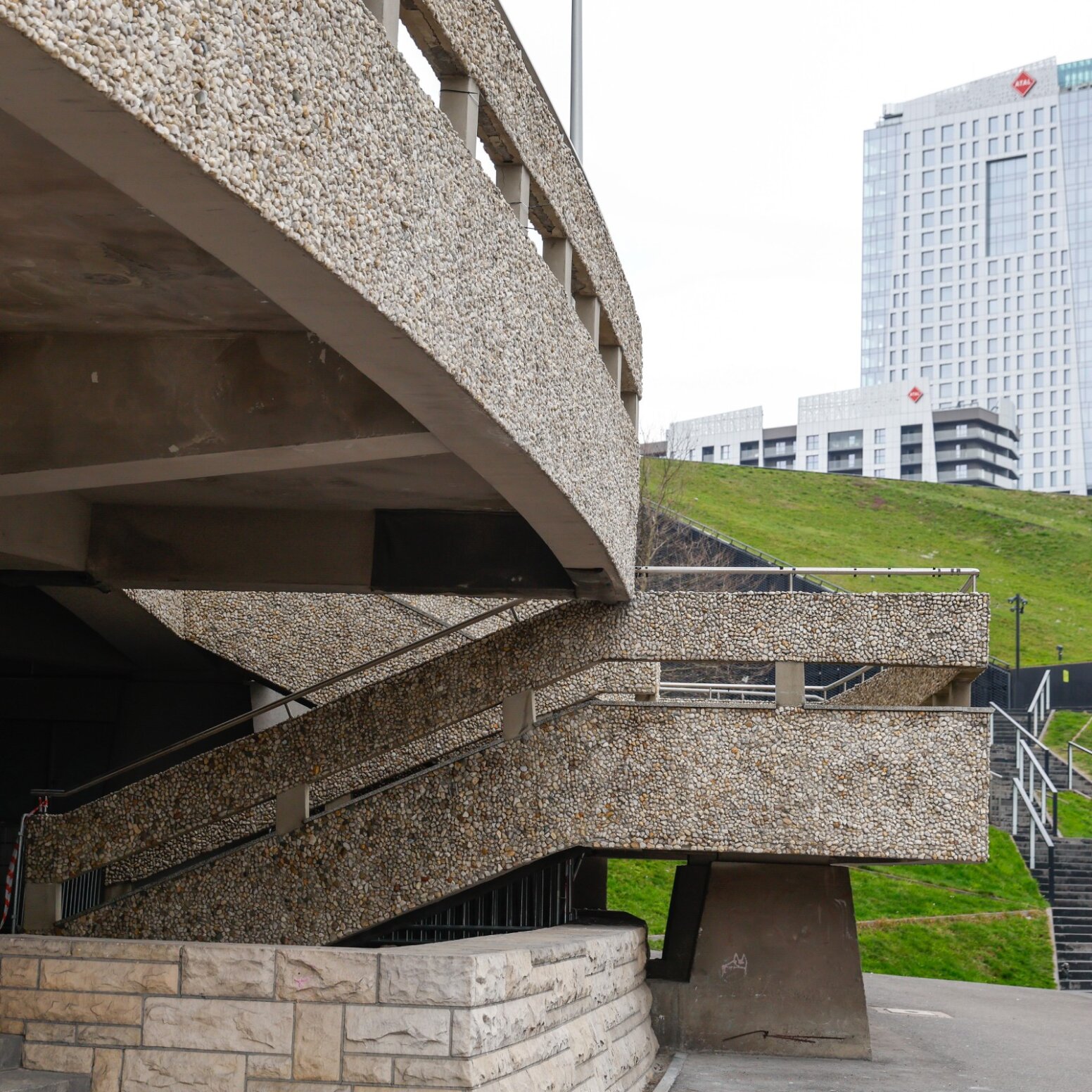 Widok na fragment schodów przy Spodku