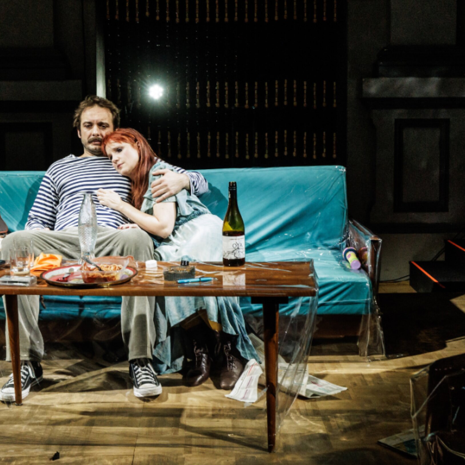 zdjęcie mężczyzny i kobiety obejmujących się na kanapie