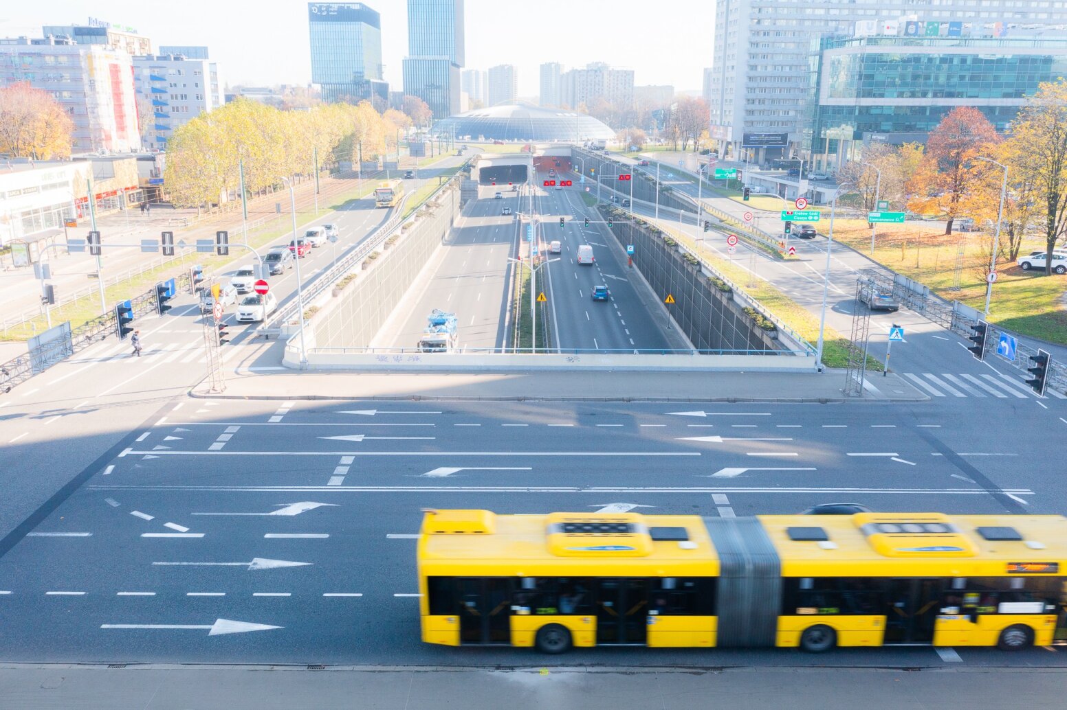 Widok na skrzyżowanie z autobusem w Katowicach