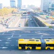 Widok na skrzyżowanie z autobusem w Katowicach