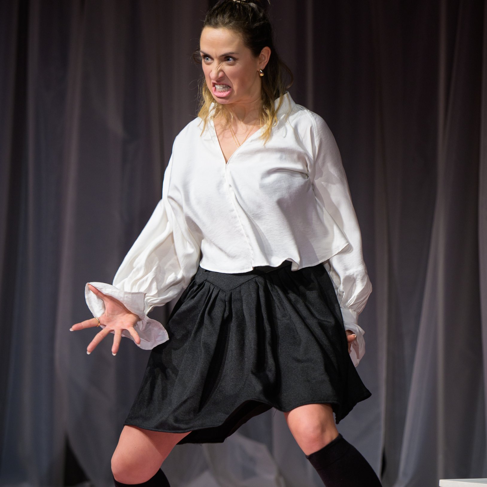 zdjęcie kobiety grającej w przedstawieniu