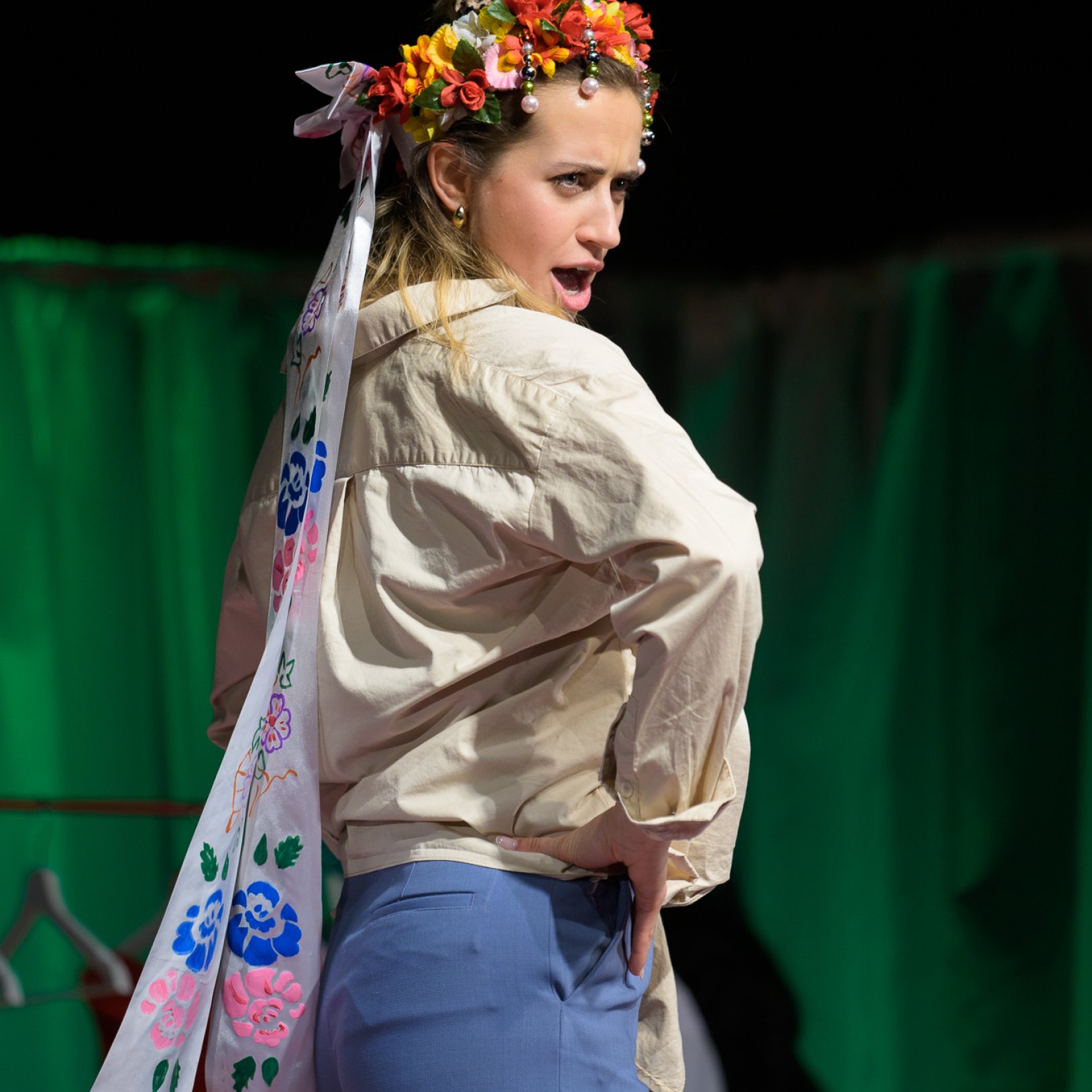 zdjęcie kobiety grającej w przedstawieniu