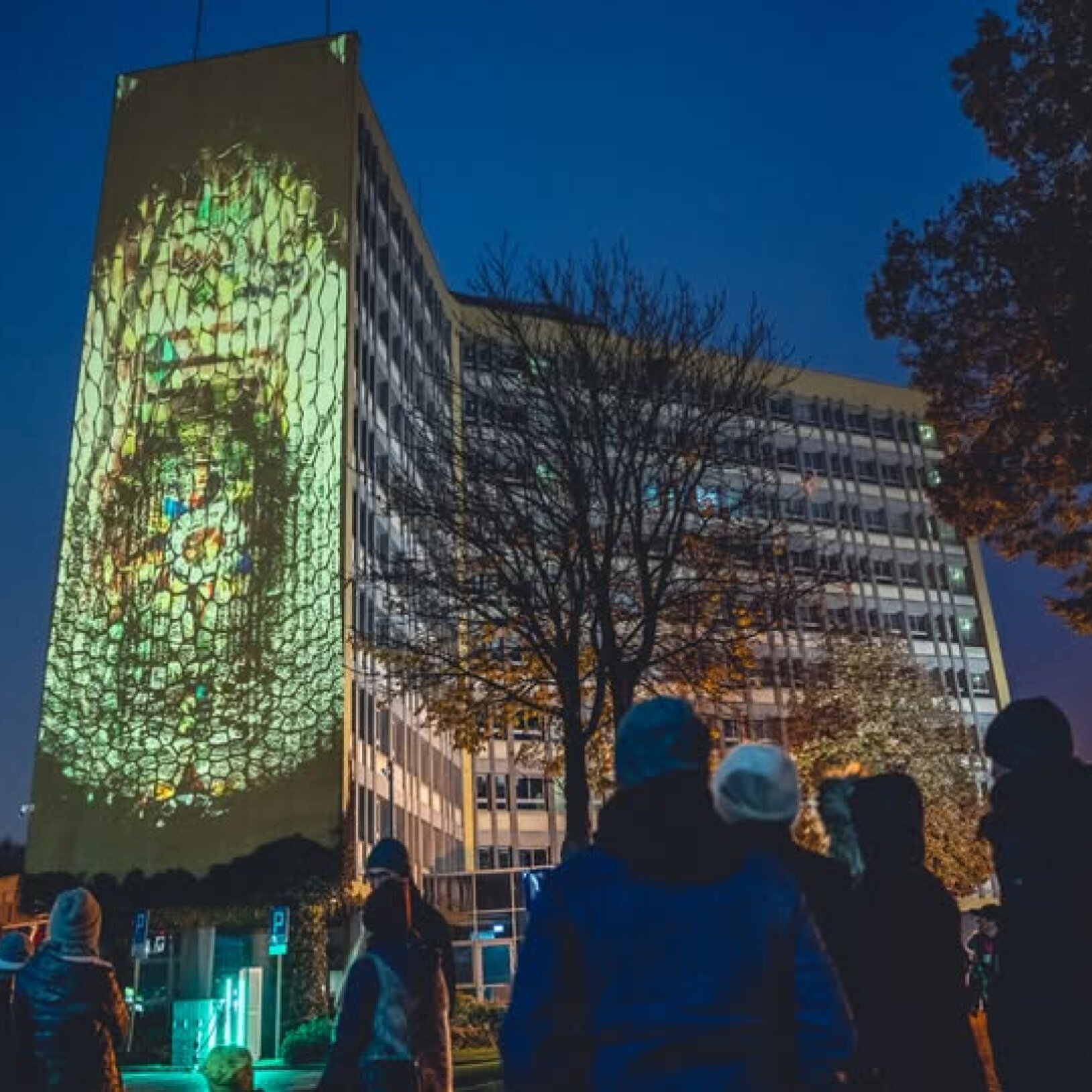 zdjęcie mappingu na budynku w Tychach