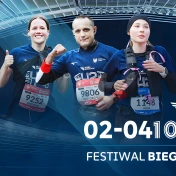 zdjęcie biegaczy na tle stadionu śląskiego