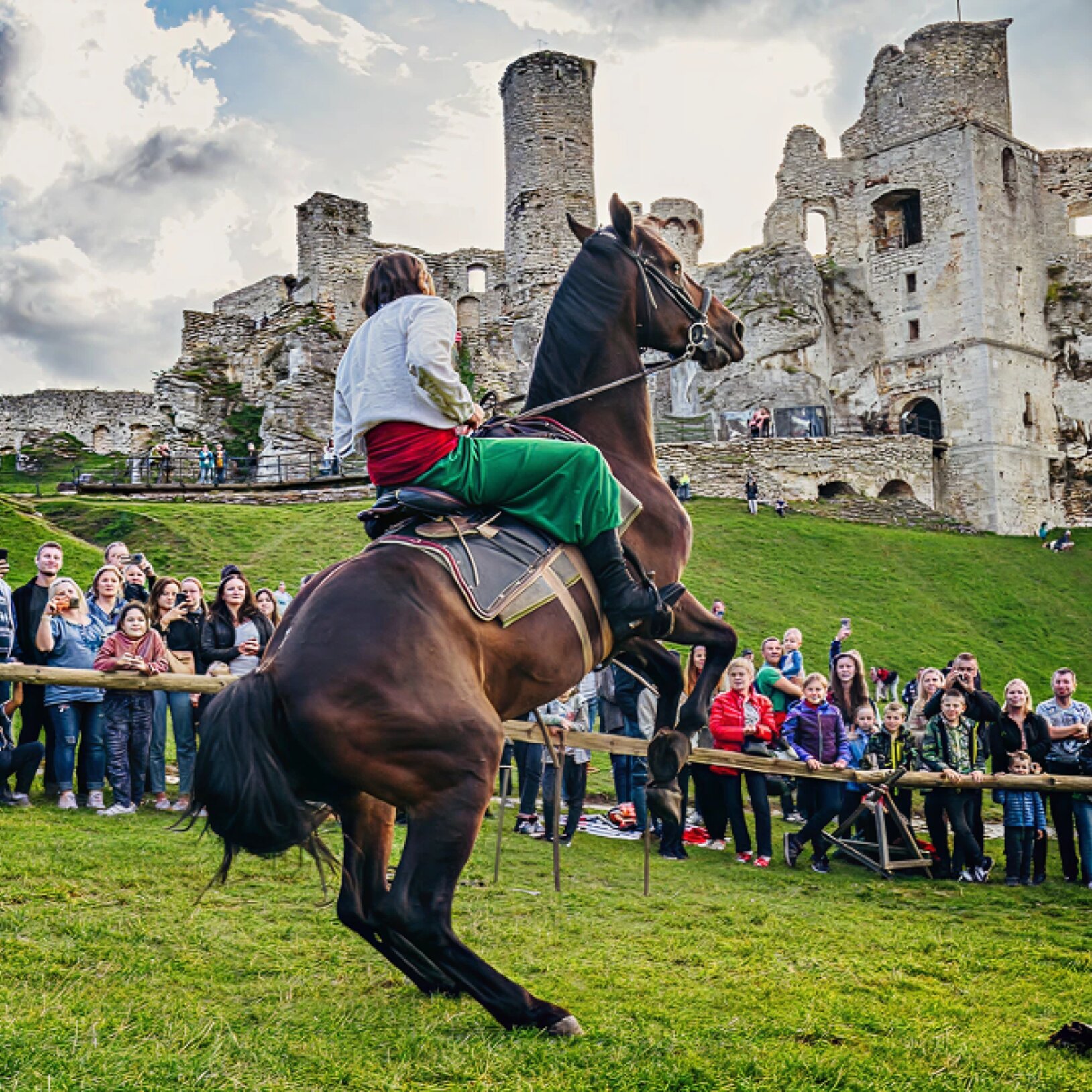 pokaz konny na zamku ogrodzieniec
