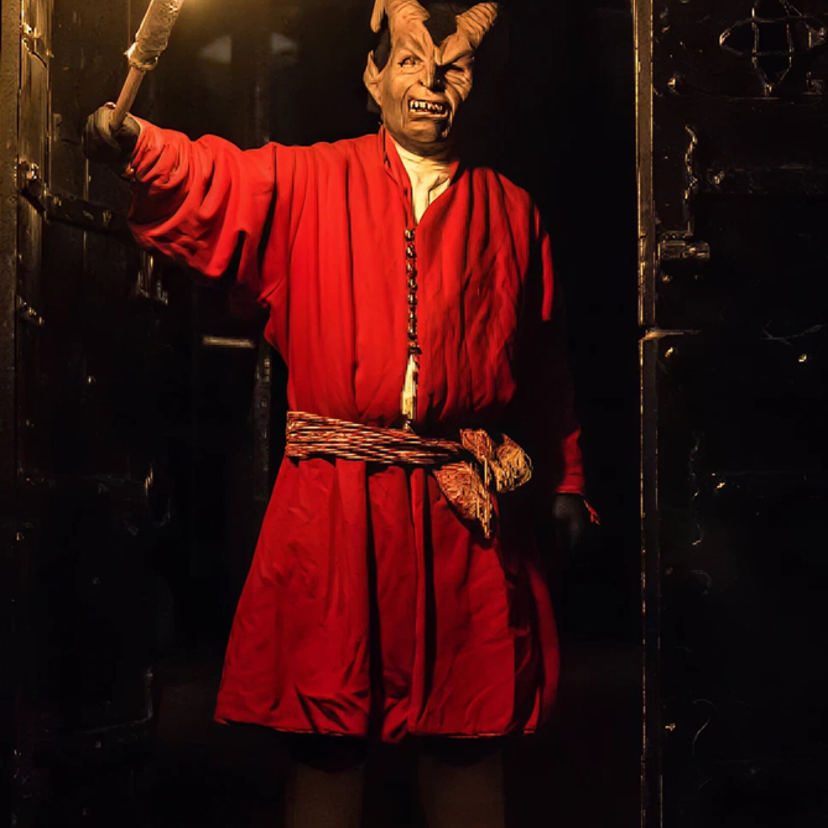 postać przebrana za diabła na wieczór z duchami na zamku ogrodzieniec