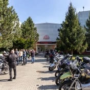 Wejście do muzeum z ustawionymi motocyklami
