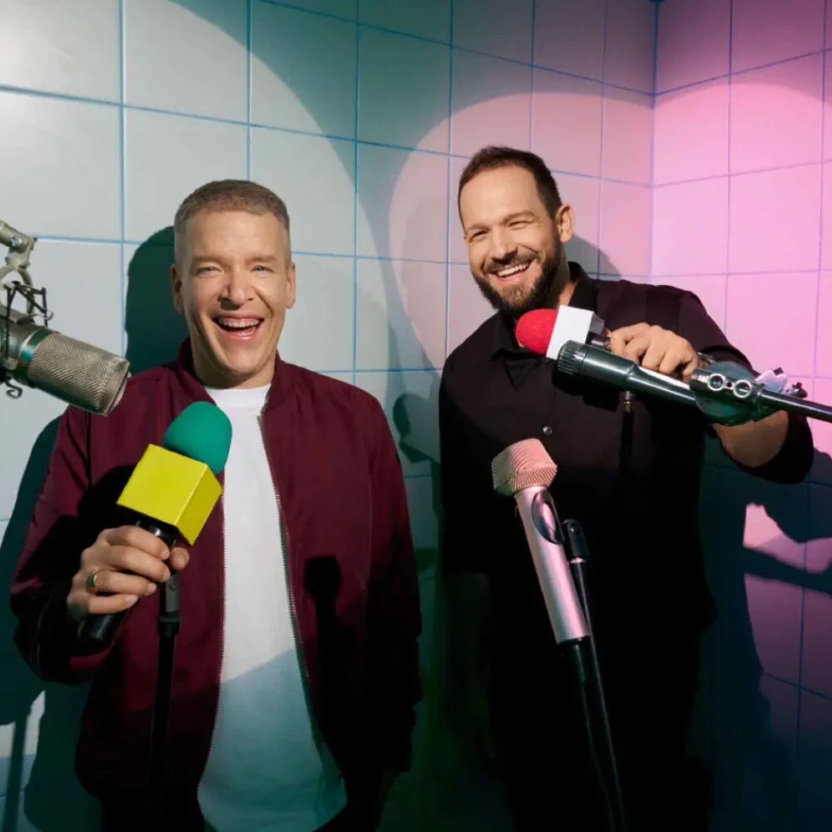 Rafał Pacześ i Łukasz Lotek Lodkowski śmiejący się w studio