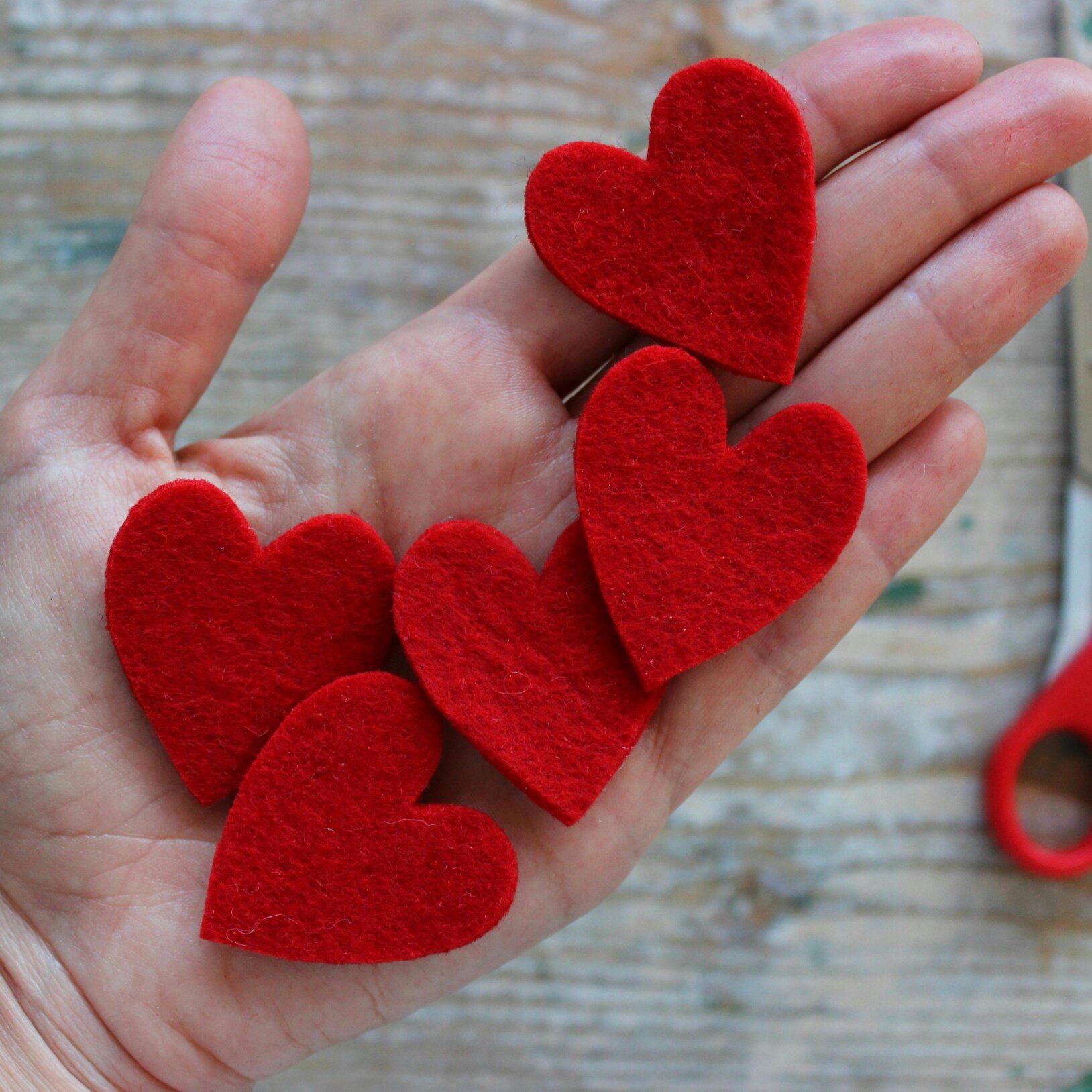 czerwone serca z filcu