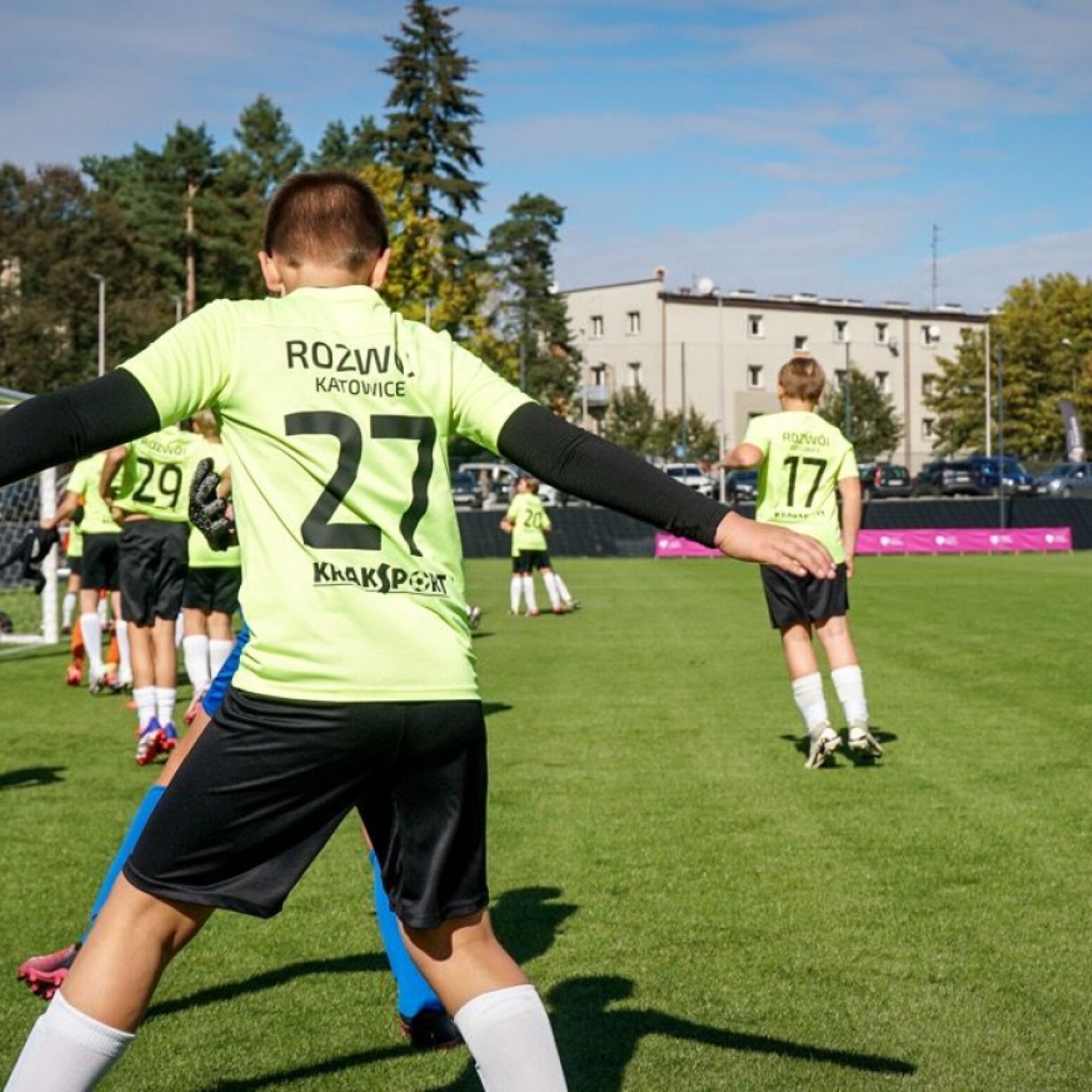 Dzieci grające w piłkę