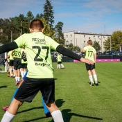 Dzieci grające w piłkę