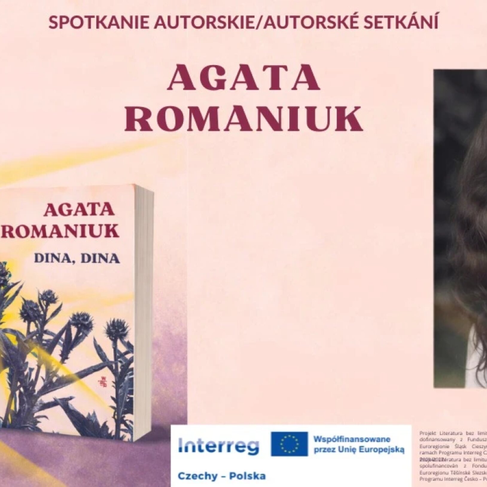Plakat spotkania autorskiego z Agatą Romaniuk, autorką książki Dina, Dina, z wizerunkiem pisarki i okładką książki na pastelowym tle.