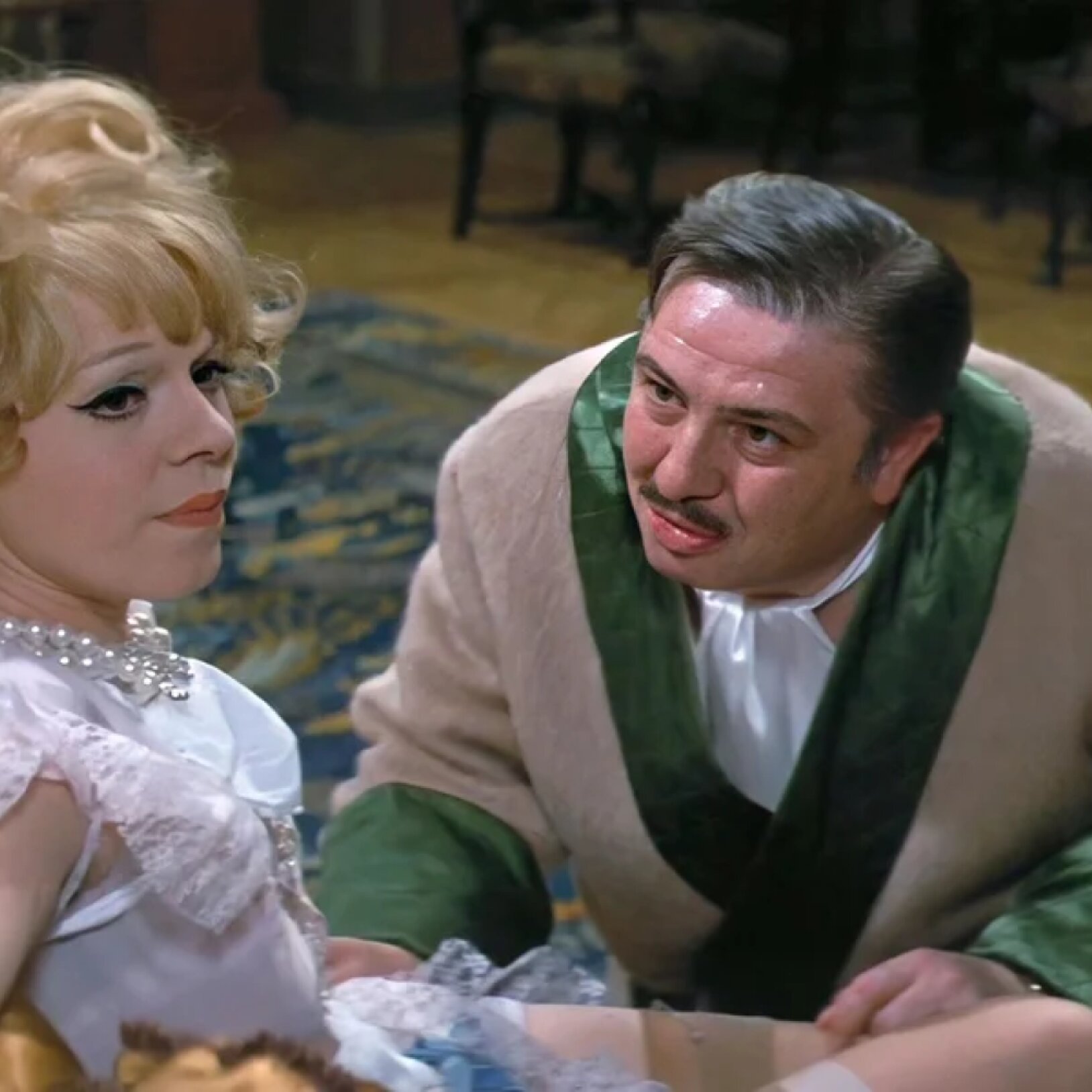 kadr z filmu Jest pan wdową, proszę pana!