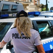 zdjęcie policjantki z radiowozem