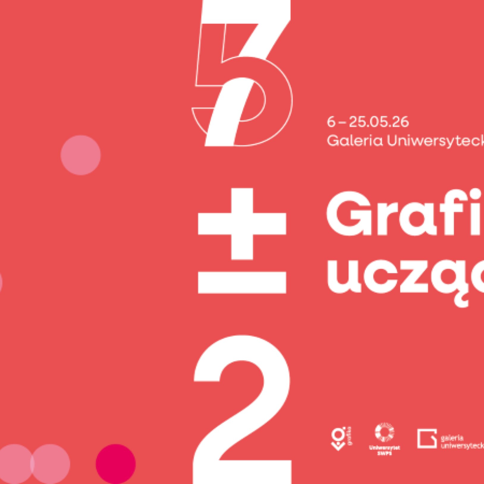 Plakat wystawy 5+2 Grafiki uczące w Galerii Uniwersyteckiej, która odbędzie się w dniach 6-25 maja 2026 r. Grafika w odcieniach różu z dużym, białym zapisem matematycznym 5+2.
