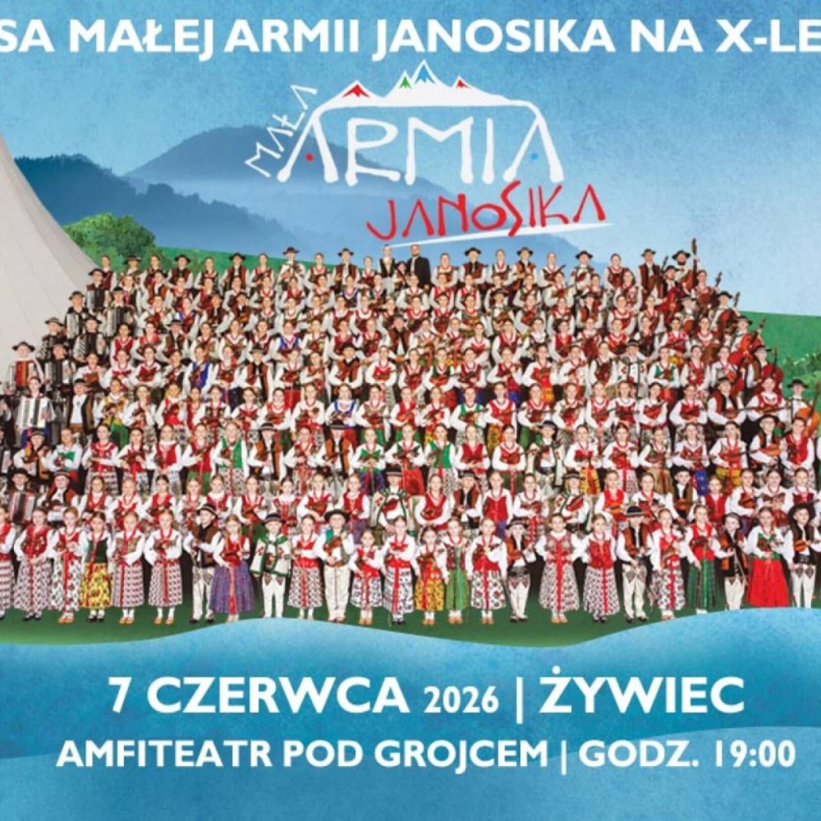 Plakat koncertu Letnia Trasa Małej Armii Janosika na X-lecie zespołu, który odbędzie się 7 czerwca 2026 r. w Amfiteatrze pod Grojcem w Żywcu. Grafika przedstawia liczny zespół muzyczny w strojach ludowych na tle górskiego krajobrazu.