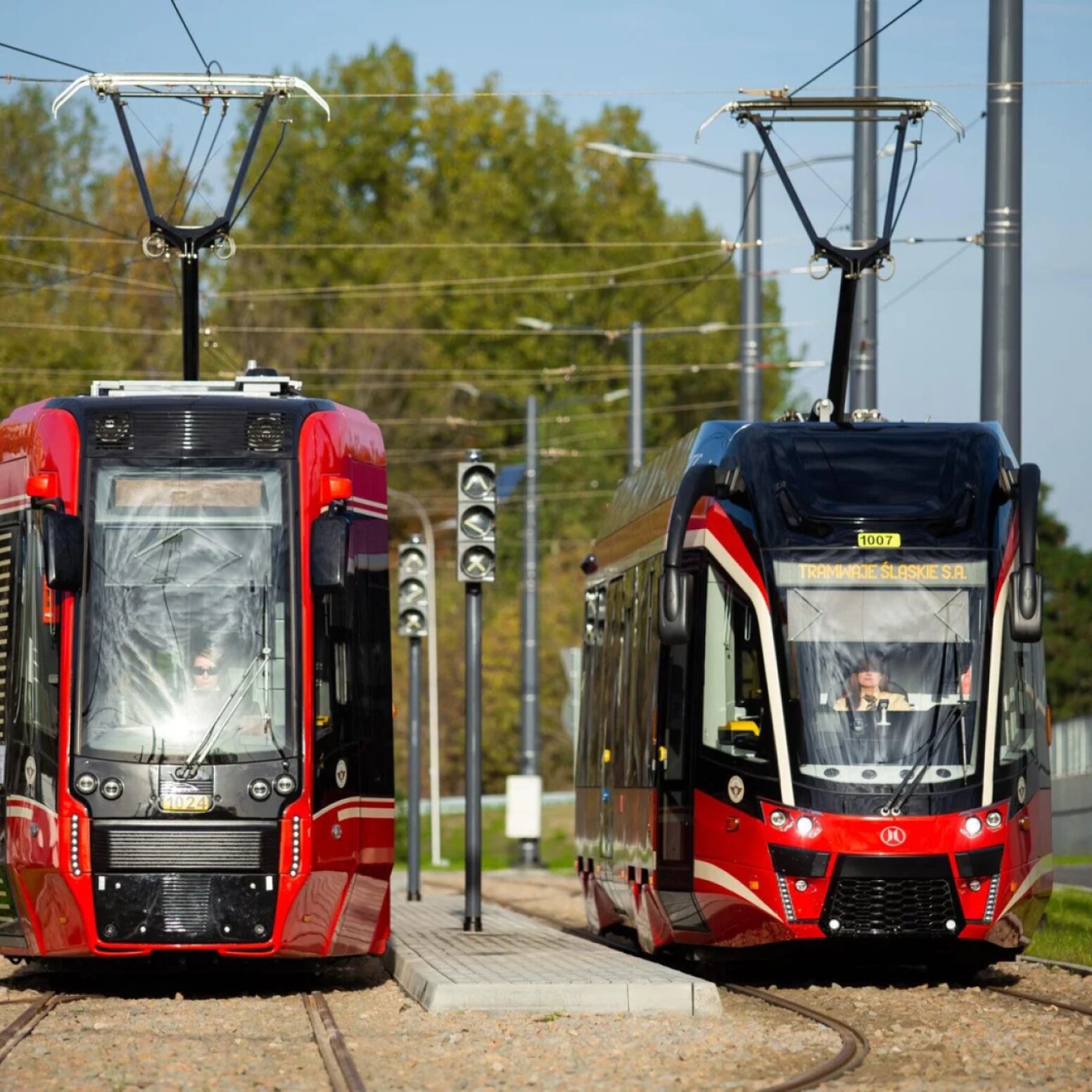 Dwa tramwaje na torach