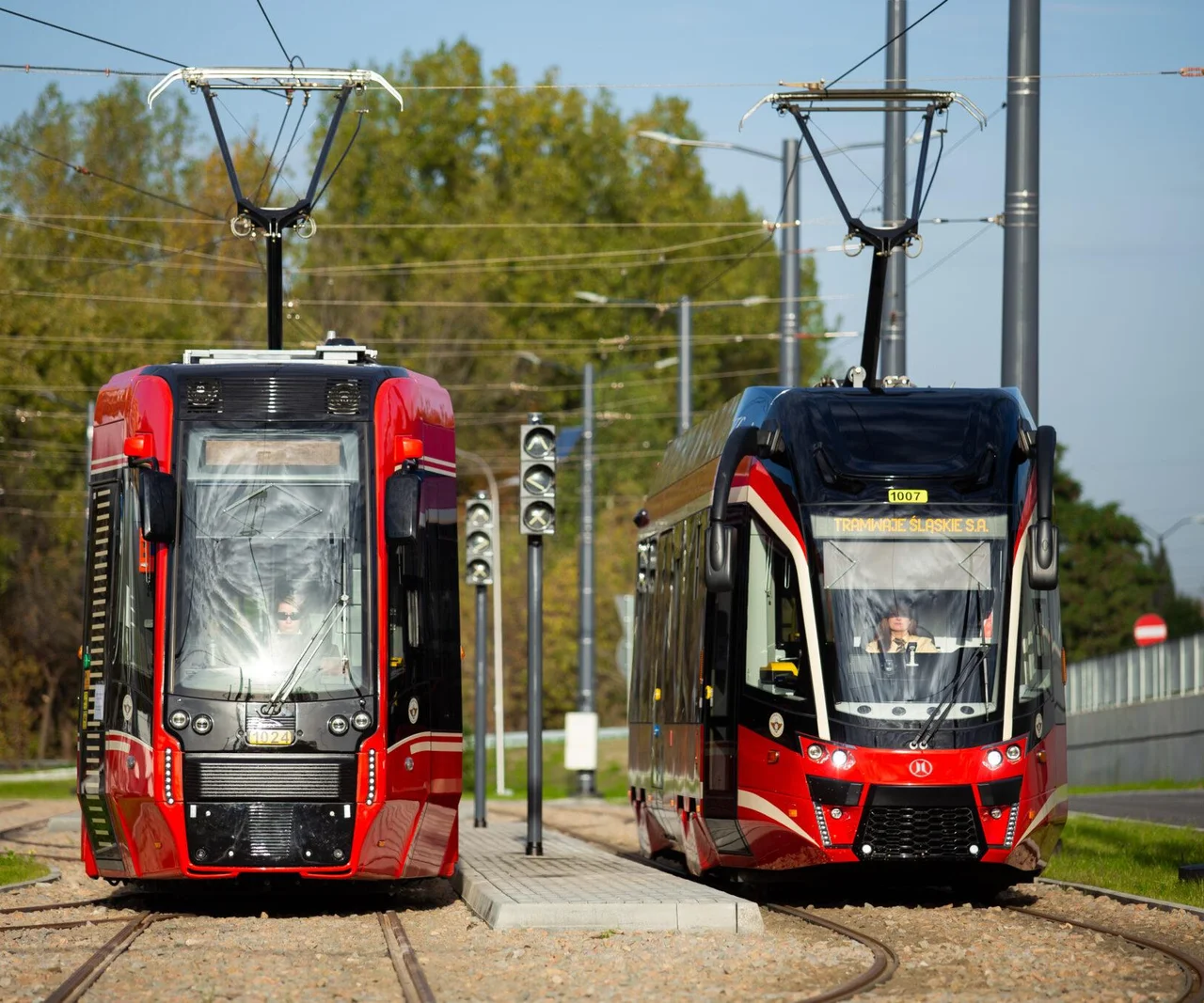 Dwa tramwaje na torach