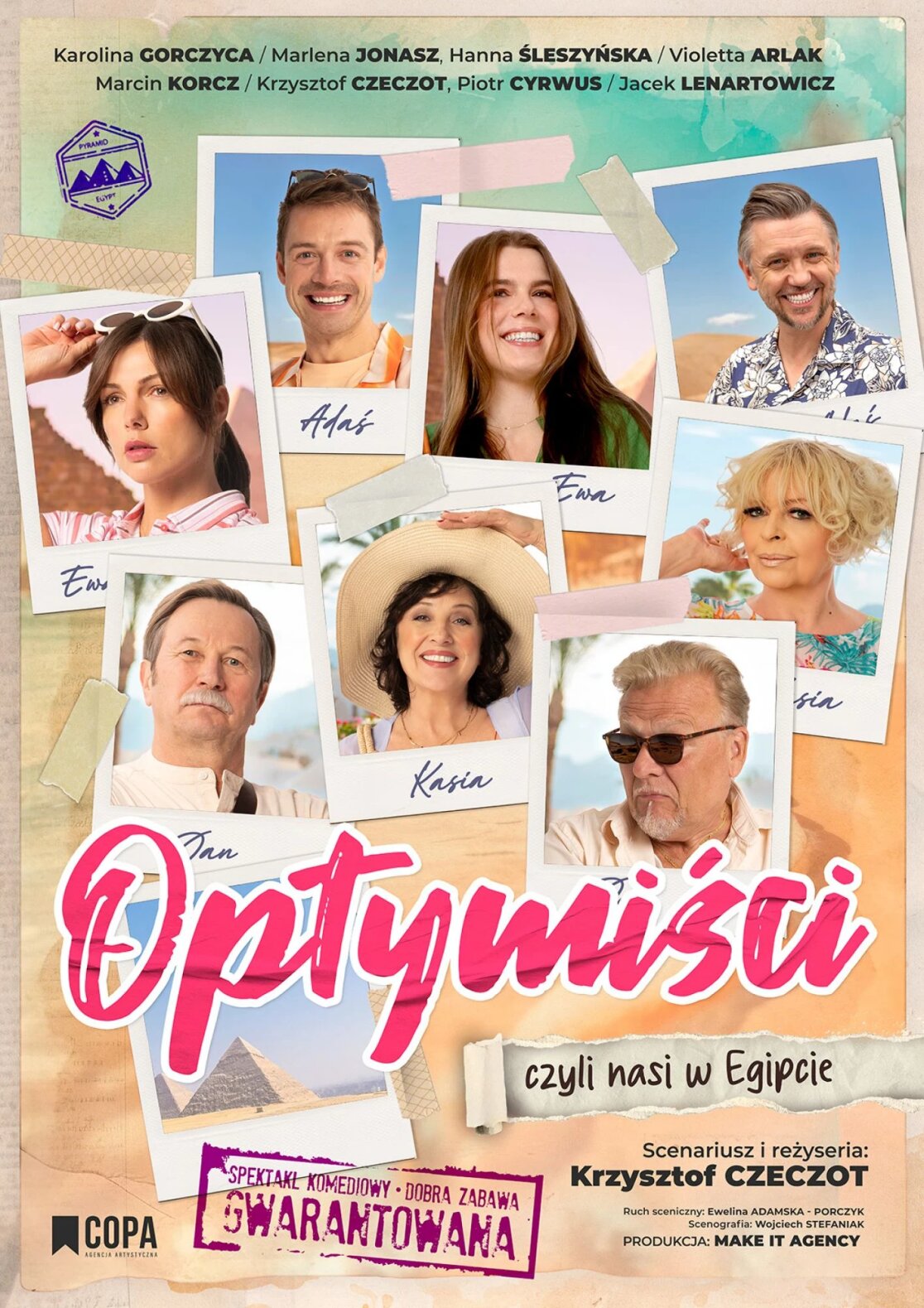 Plakat spektaklu komediowego Optymiści, czyli nasi w Egipcie w reżyserii Krzysztofa Czeczota. Grafika zawiera zdjęcia obsady w formie przypiętych zdjęć z wakacji oraz informację o gwarantowanej dobrej zabawie.