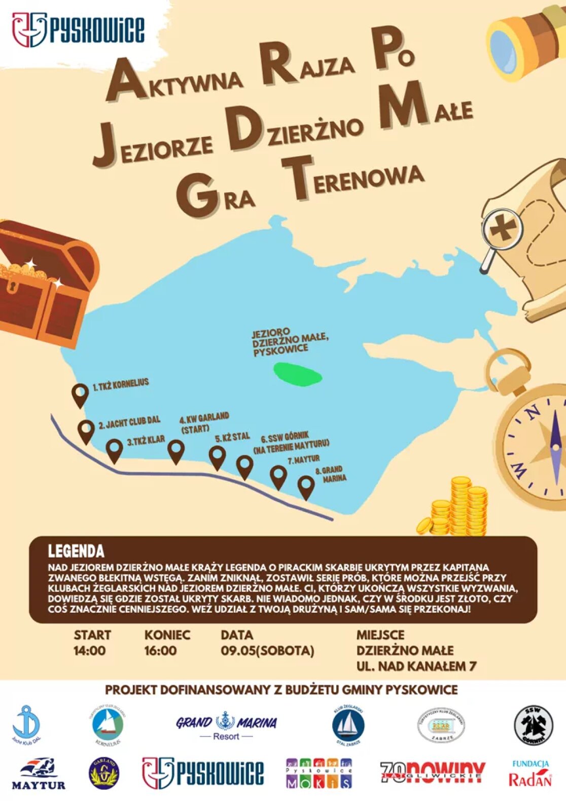 Plakat gry terenowej Aktywna Rajza po Jeziorze Dzierżno Małe, która odbędzie się 9 maja w godz. 14:00-16:00. Grafika przedstawia mapę jeziora z zaznaczonymi punktami kontrolnymi przy klubach żeglarskich oraz motywy pirackie.