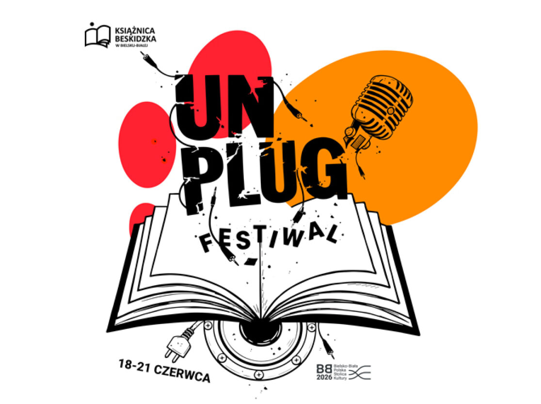 Plakat Unplug Festiwal, który odbędzie się w dniach 18-21 czerwca. Grafika przedstawia otwartą książkę, mikrofon, kable i wtyczki na tle kolorowych plam, z logo Książnicy Beskidzkiej.