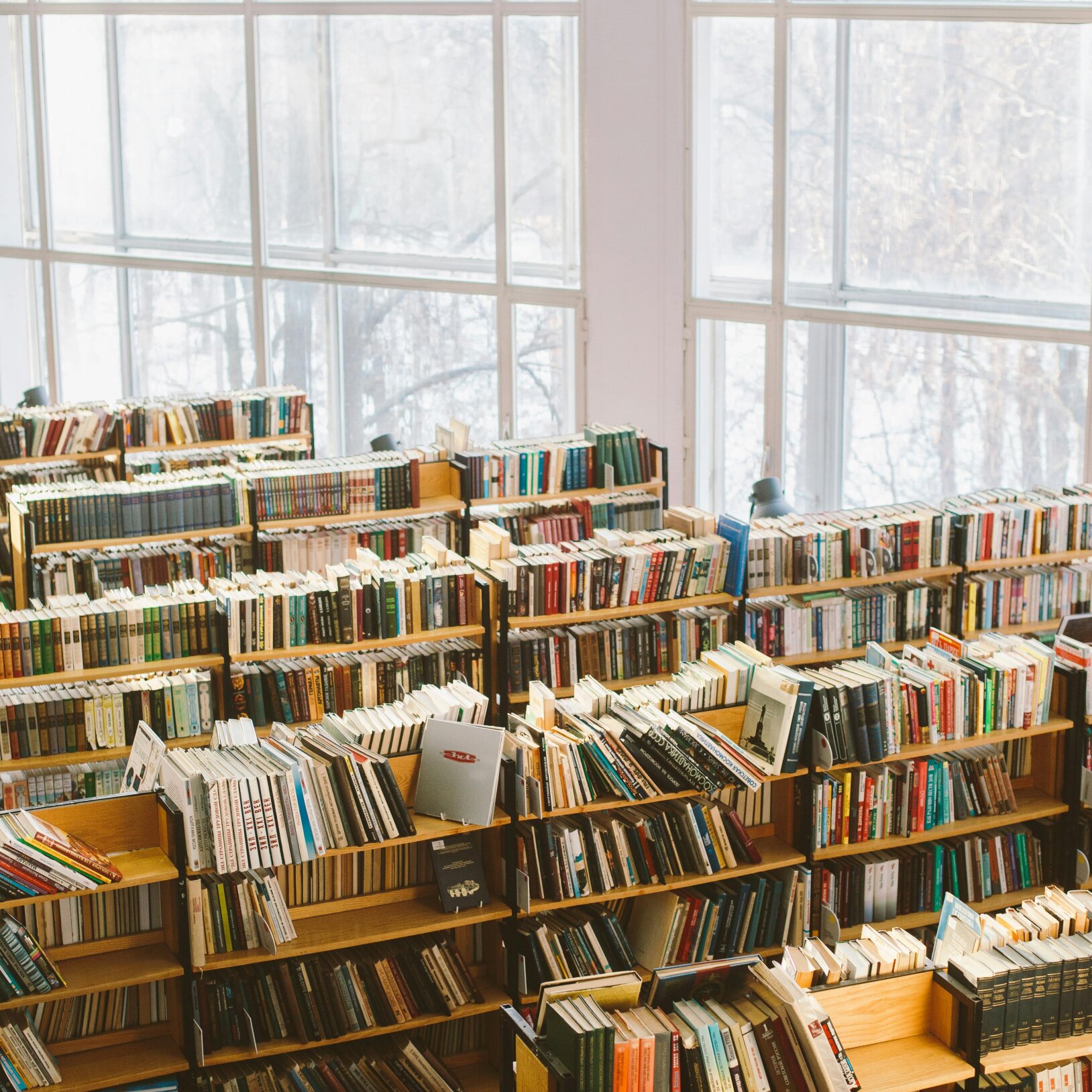 zdjęcie regałów z książkami w bibliotece