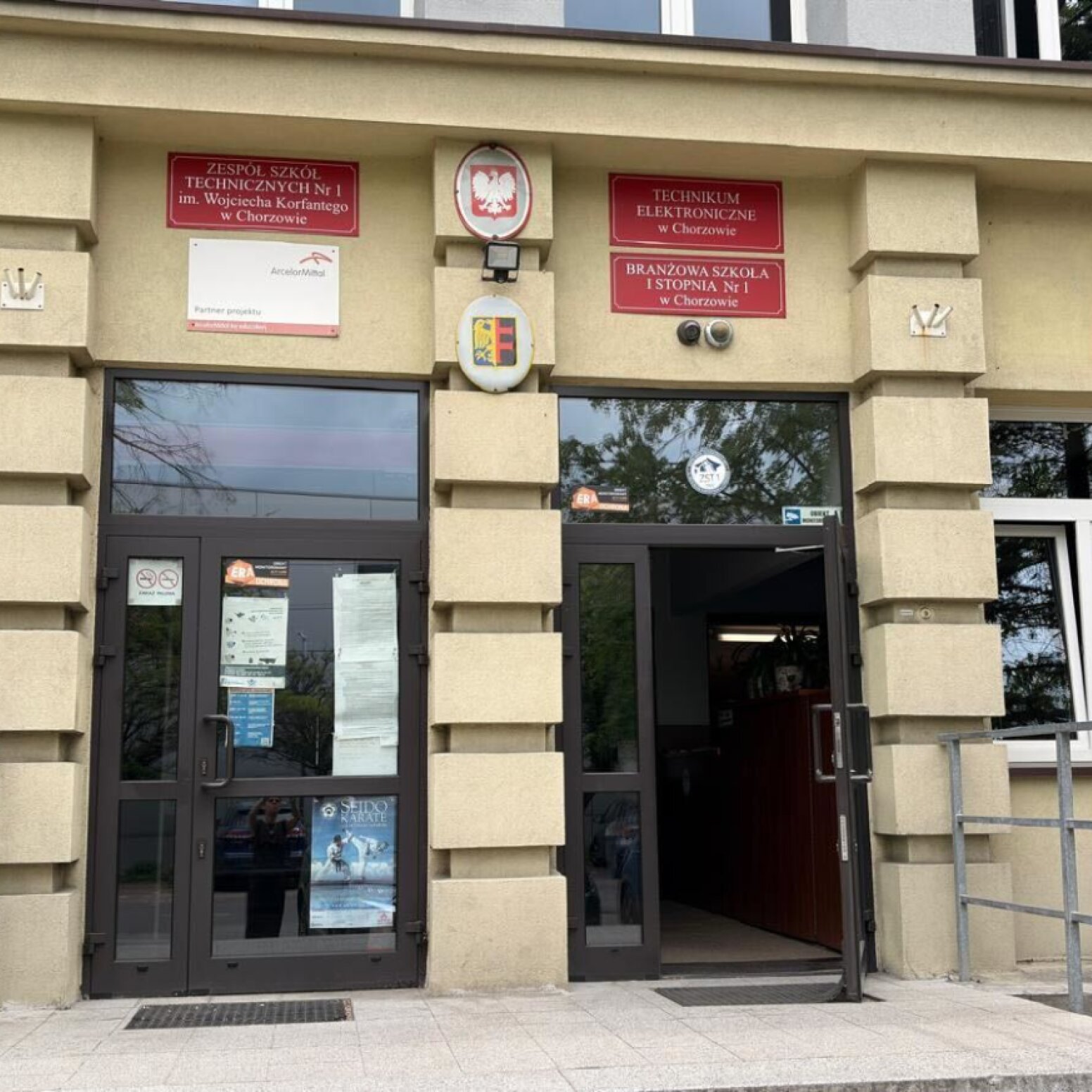 Front Zespołu Szkół Technicznych nr 1 w Chorzowie