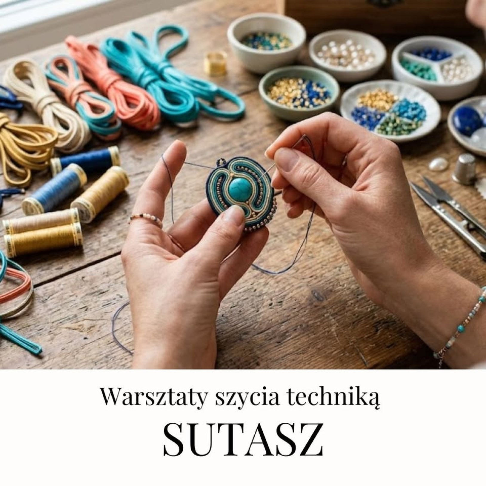 zdjęcie szyjących rąk