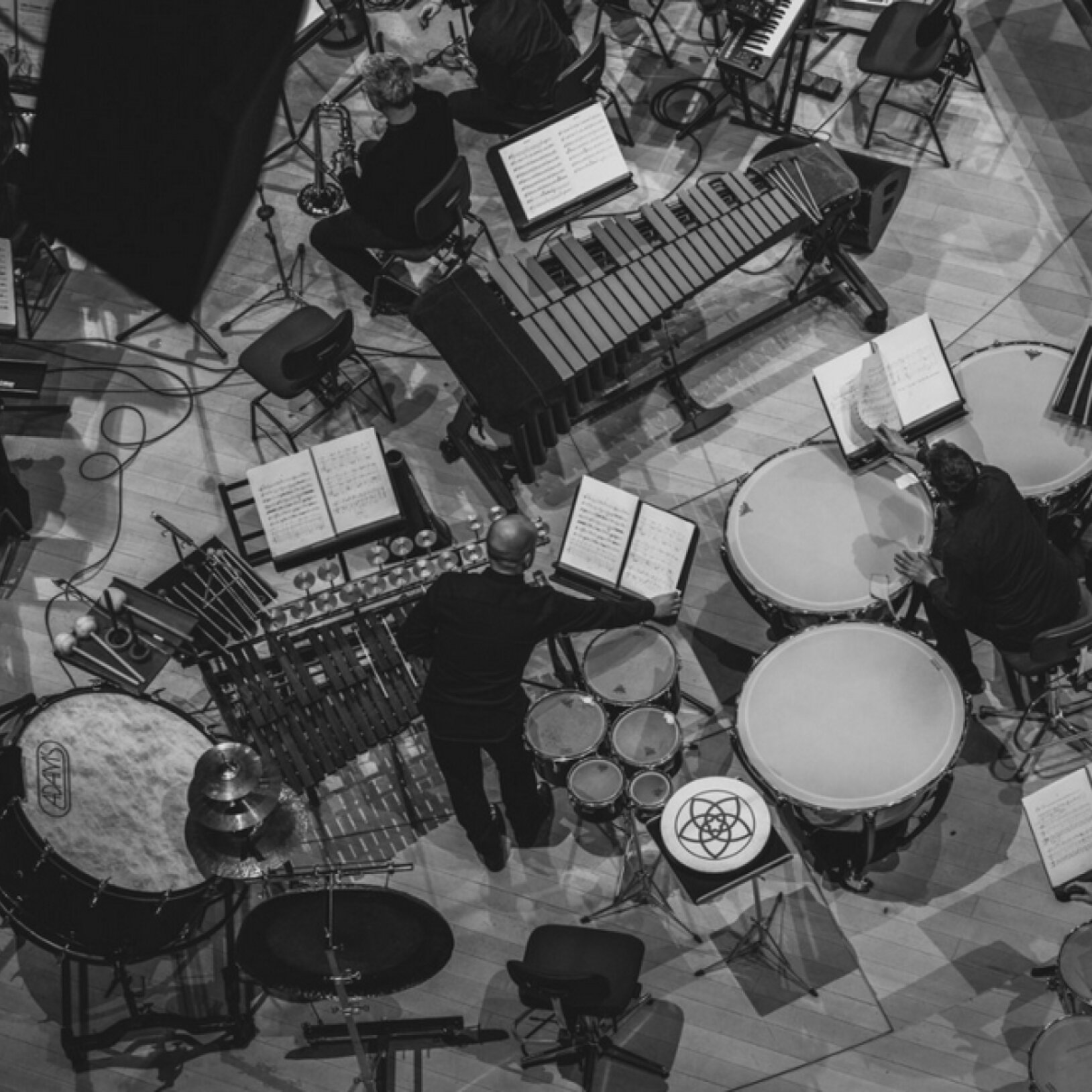 zdjęcie instrumentów sumfonicznych i muzyka