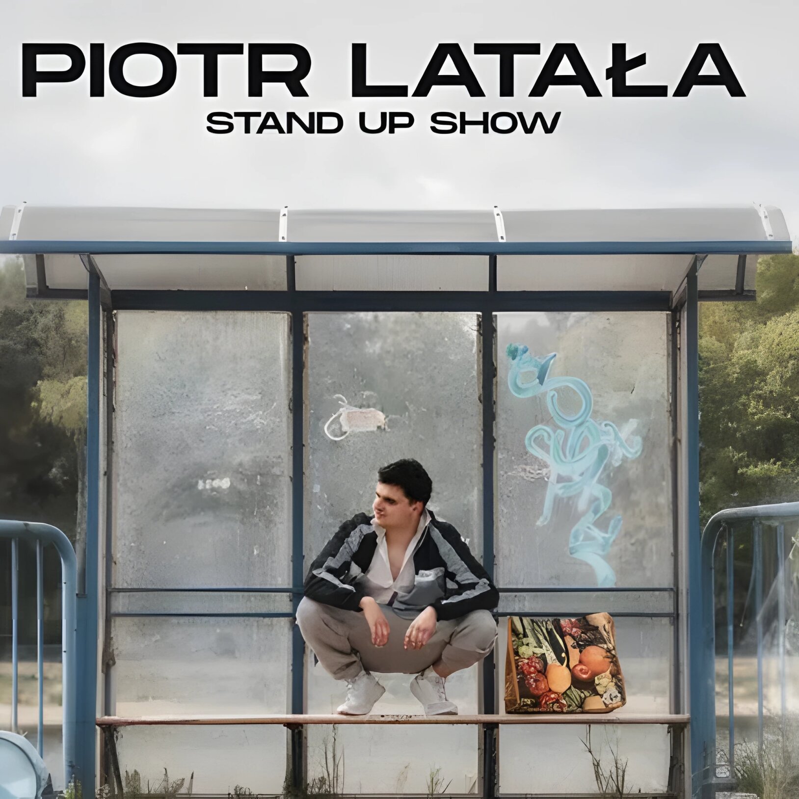 Plakat stand-up show Piotra Latały, przedstawiający komika kucającego na ławce przystanku autobusowego z torbą zakupową.